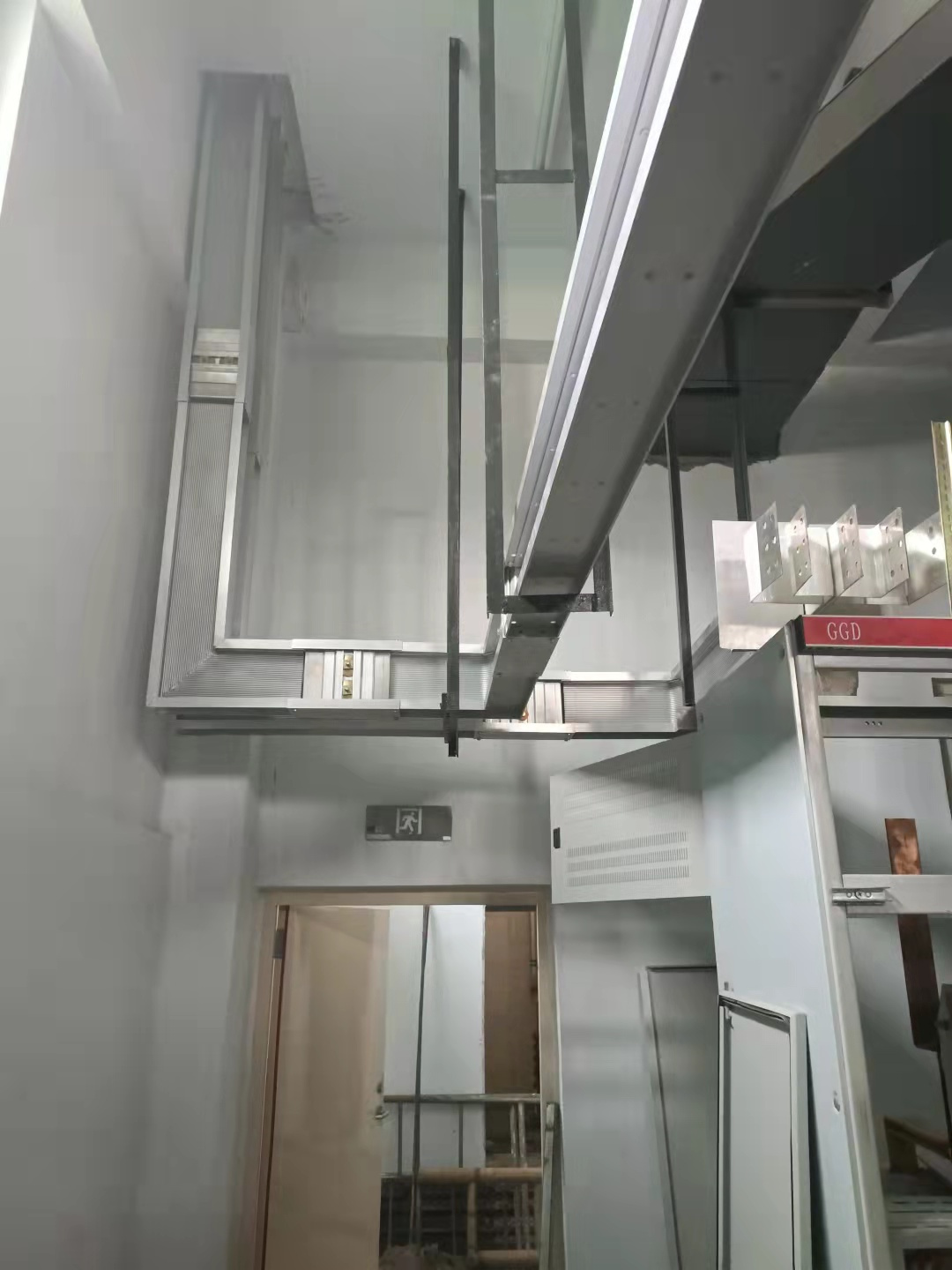 密集型母线槽与空气式母线槽